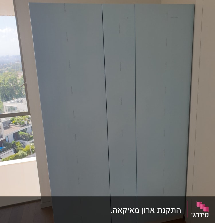 לוחות גבס כחולים מותקנים על קיר